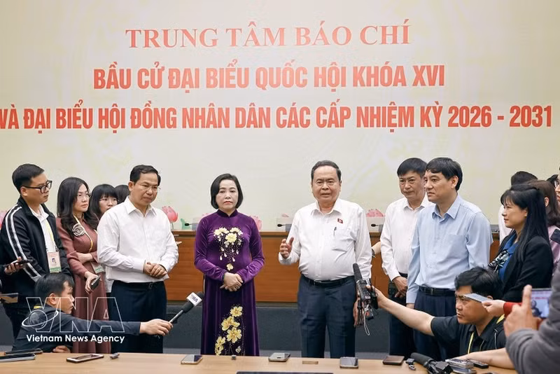 Chairman of the National Assembly and Chairman of the National Election Council Tran Thanh Man visits journalists working at the press centre serving the general election on March 15. (Photo: VNA)