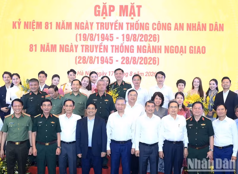 General Secretary of the Communist Party of Viet Nam Central Committee and President To Lam and officials pose for a group photo at the gathering on August 17. (Photo: nhandan.vn)
