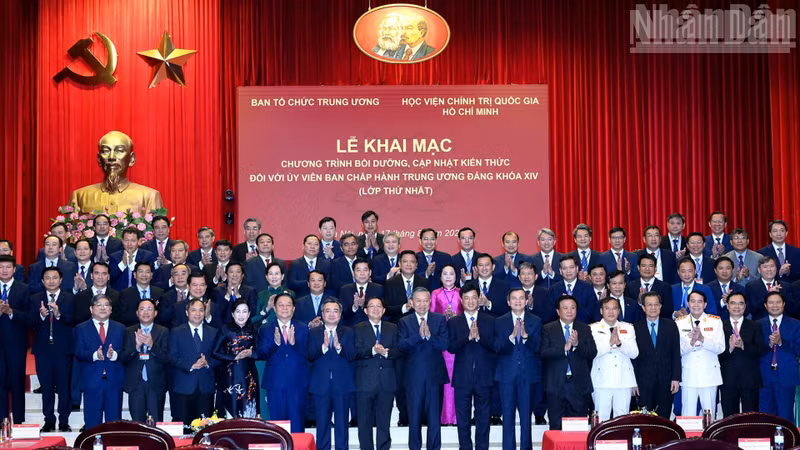 Party General Secretary and State President To Lam and Party and State leaders with officials attending the knowledge update and training programme for members of the 14th Party Central Committee (first class).