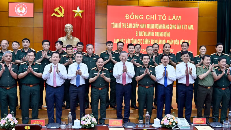 Party General Secretary To Lam attends the working session with leaders of the Party, State, and senior officials of the Ministry of National Defence and the General Department of Politics of the Viet Nam People's Army.