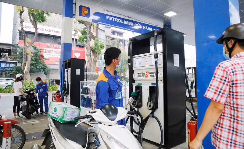 Petrol retail prices revised down from 15:00 on October 15. (Photo: nhandan.vn)