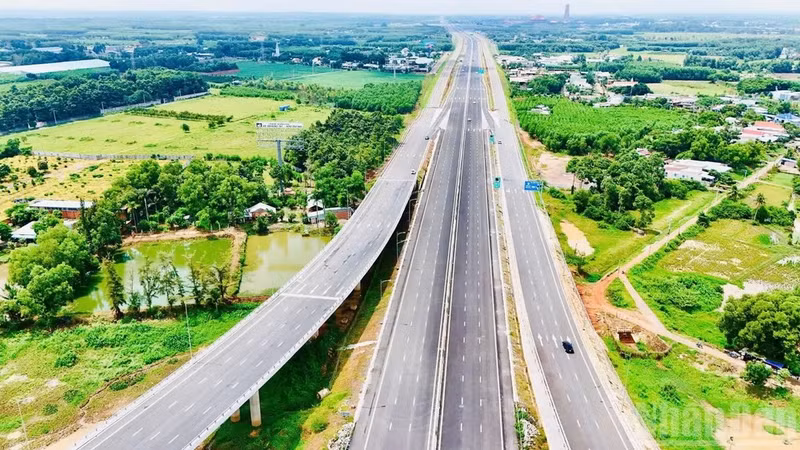 The T1 and T2 roads connecting to Long Thanh Airport have been completed. (Photo: THIEN VUONG)