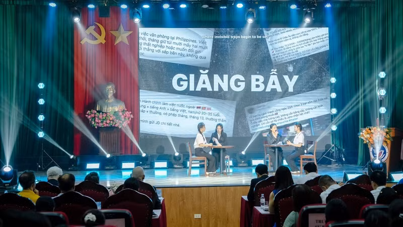 Students from Vinh University take part in a range of interactive activities. (Photo: The British Embassy in Viet Nam)