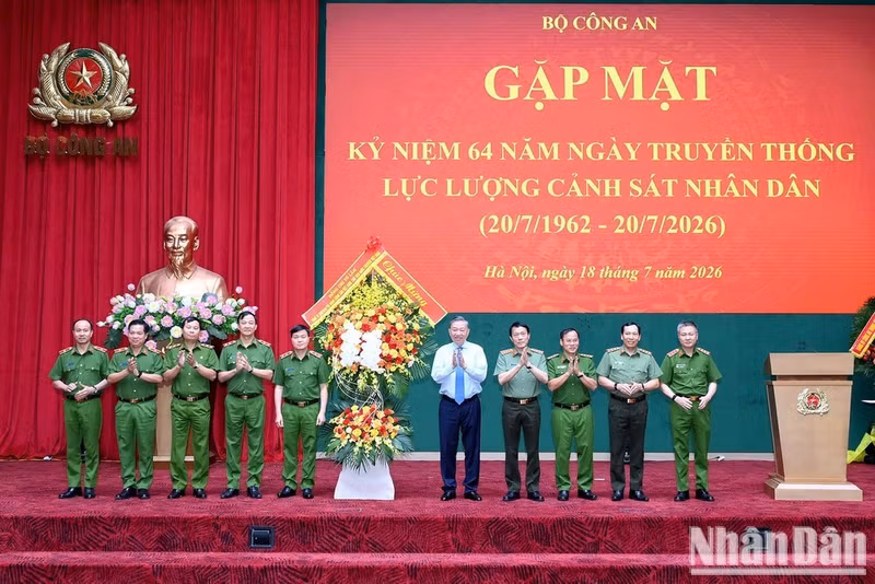Party General Secretary and State President To Lam present greeting flowers to the People's Police force on the occasion of the 64th anniversary of the force's traditional day (Photo: nhandan.vn)