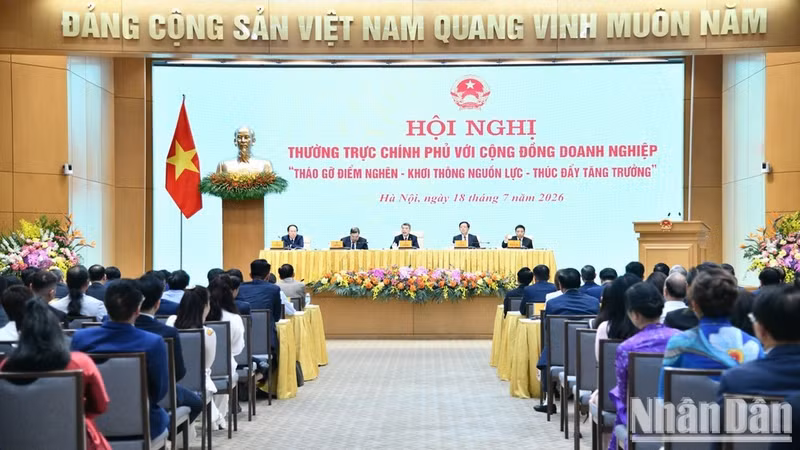 Prime Minister Le Minh Hung chairs a government meeting with the business community in Ha Noi on July 18 (Photo: nhandan.vn)