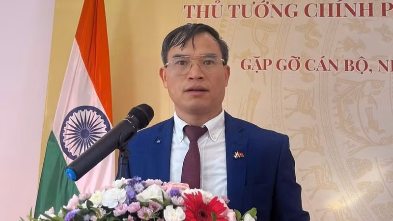 Trade Counsellor Bui Trung Thuong speaks at an event where Prime Minister Le Minh Hung meets with officials of the Vietnamese Embassy in India on September 13. (Photo: Viet Nam Trade Office in India)