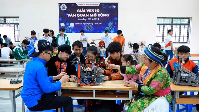 Teacher Vang Thi Dinh and her students participate in the Lang Son Provincial VEX IQ Van Quan Open for the 2023–2024 academic year.