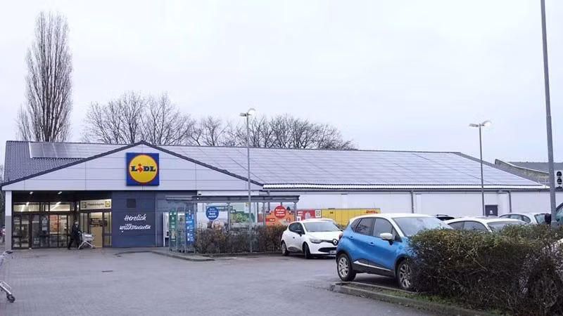 A supermarket in Germany installs a solar panel system. (Photo: Xinhua)