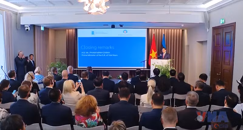 On June 6 (local time), Prime Minister Pham Minh Chinh attend the Viet Nam–Estonia Business Forum in Tallinn, the capital of Estonia.