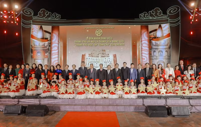 Delegates at the ceremony to receive UNESCO’s recognition of Ha Noi as a member of the Global Network of Learning Cities. (Photo: VNA)