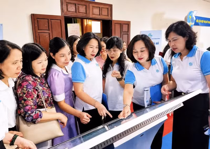 Women’s Union chapters at all levels step up efforts to improve digital skills among members. (Photo: THUY ANH)