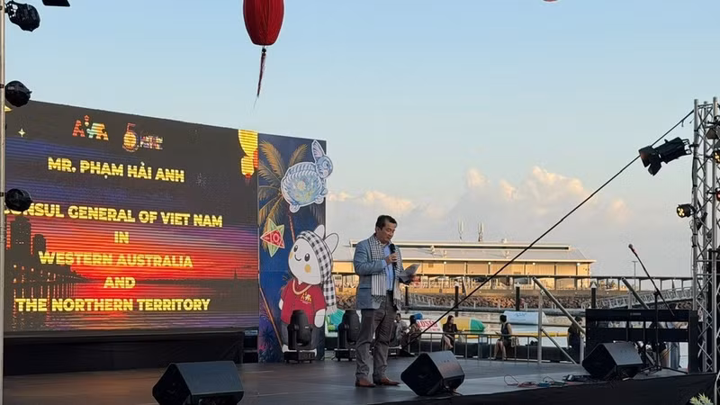 Pham Hai Anh, Consul General of Viet Nam in Perth delivers the opening remarks at the festival. (Photo: Consulate General of Viet Nam in Perth)