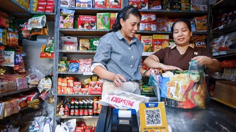 Household businesses using QR codes for cashless payments contribute to promoting financial inclusion. (Photo: THANH DAT)