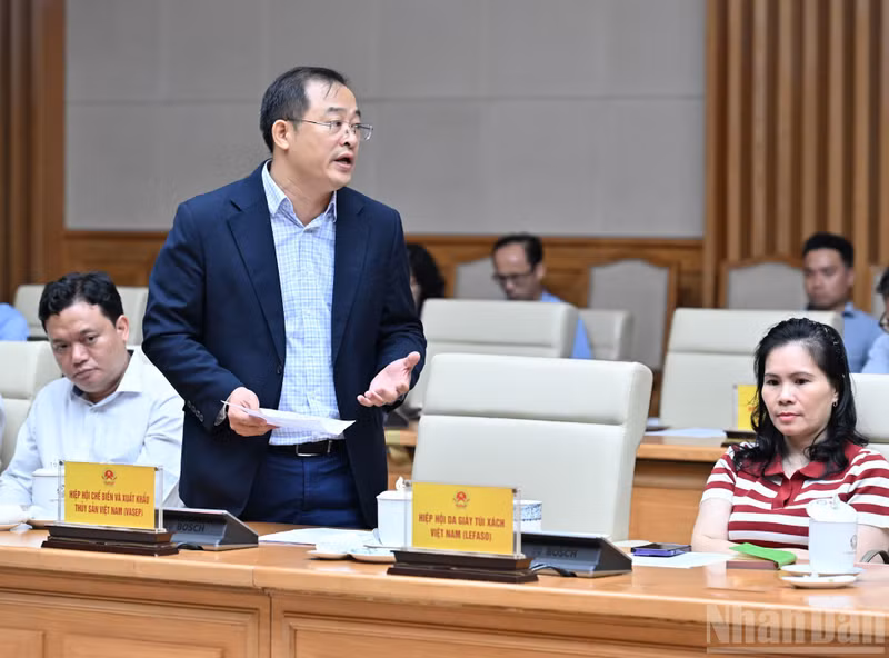 Secretary-General of the Viet Nam Association of Seafood Exporters and Producers (VASEP) Nguyen Hoai Nam delivers a speech.