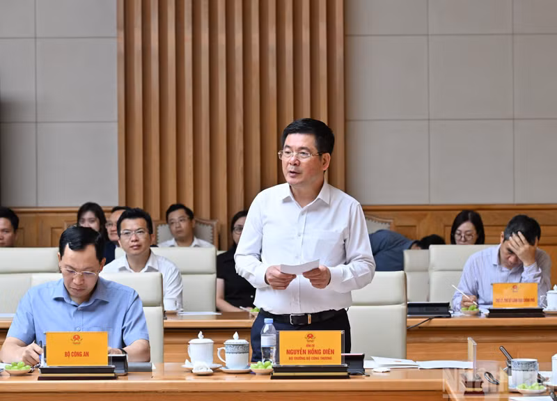 Minister of Industry and Trade Nguyen Hong Dien delivers a speech.