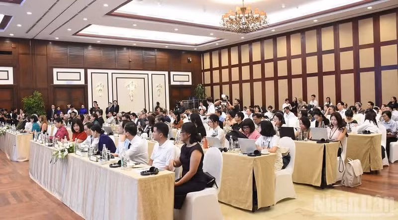 The press conference on DANAFF attracts a large number of journalists, artists and filmmakers. (Photo: ANH DAO)