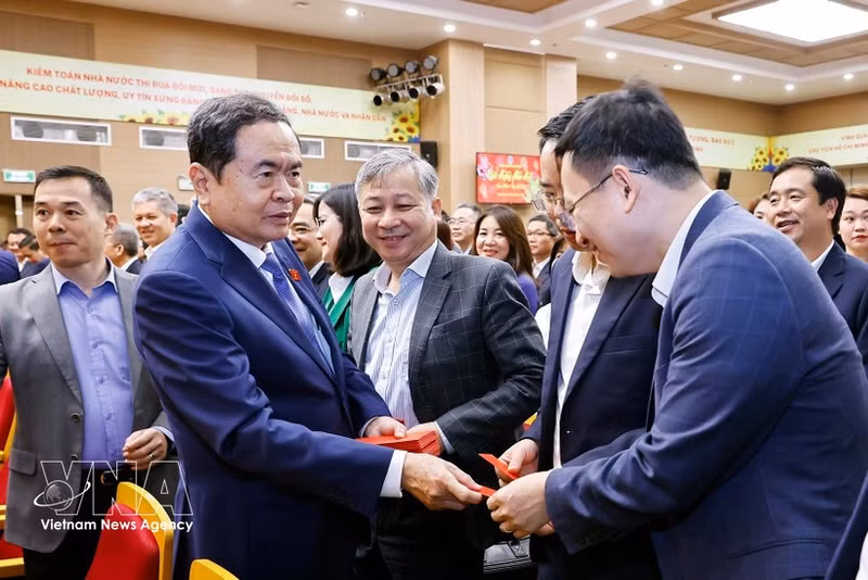 National Assembly Chairman Tran Thanh Man (left) extends New Year greetings to officials and employees of the State Audit Office on February 23. (Photo: VNA)