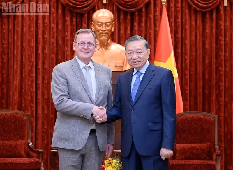 General Secretary of the Communist Party of Vietnam (CPV) Central Committee and State President To Lam (R) and Vice President of the German Bundestag Bodo Ramelow. (Photo: nhandan.vn)