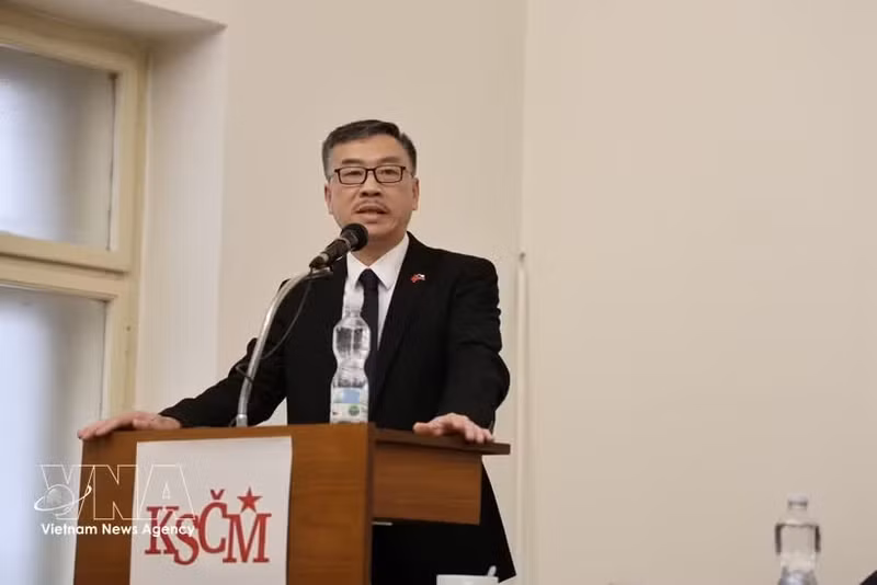 Vietnamese Ambassador to the Czech Republic Duong Hoai Nam speaks at the event. (Photo: VNA)