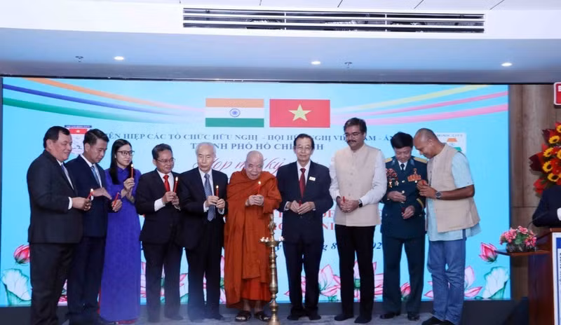 A traditional Indian candle-lighting ceremony opens the gathering. (Photo: VNA)