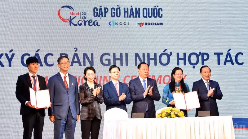 Leaders of the Ministry of Foreign Affairs and Dong Nai City, together with the RoK Ambassador to Viet Nam Lee Miyon, witness the signing of a memorandum of understanding on cultural cooperation between Dong Nai City and a Korean partner. (Photo: THIEN VUONG)