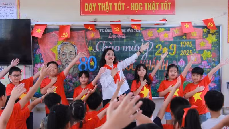 Students attend a class at Van Yen Primary School in Ha Dong Ward, Ha Noi, on the first day of the new school year. (Illustrative photo)