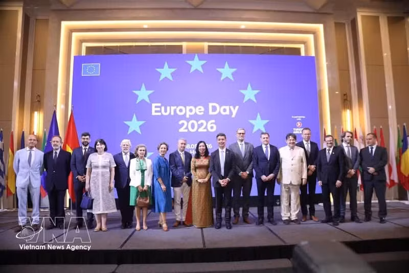 Participants pose for a group photo at the ceremony in Ha Noi on the evening of May 8,2026, to celebrate Europe Day (May 9). (Photo: VNA)