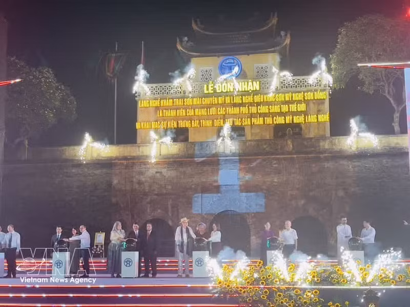 Delegates perform the opening ceremony ritual at the event held at the Thang Long imperial citadel on the evening of May 8. (Photo: VNA)