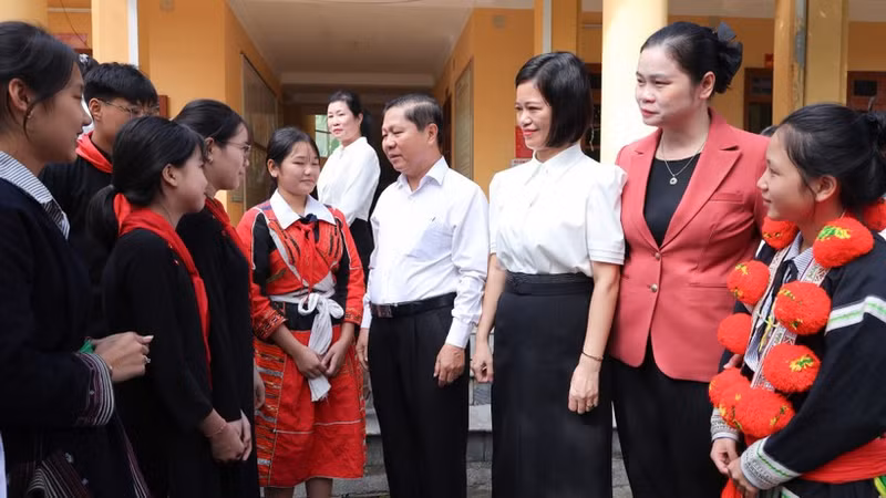 Deputy Minister of Education and Training Le Tan Dung visits students and teachers at Chiem Hoa Ethnic Boarding Lower and Upper Secondary School. (Photo: TRAN HIEP)