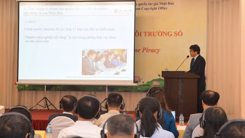 A delegate presents solutions to strengthen copyright protection in the digital environment. (Photo: P.SY)