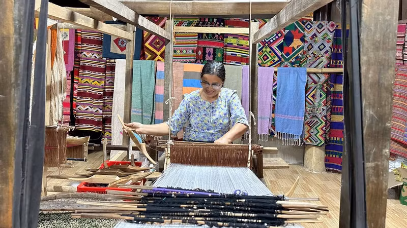 Traditional weaving helps preserve cultural identity and create additional livelihoods for local people. (Photo: THI PHONG)