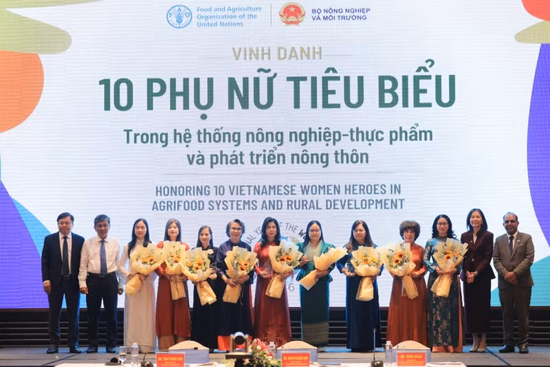 The Vietnamese women honoured by FAO and officials at the ceremony in Ho Chi Minh City on October 15, 2026 (Photo: nongthonviet.vn)