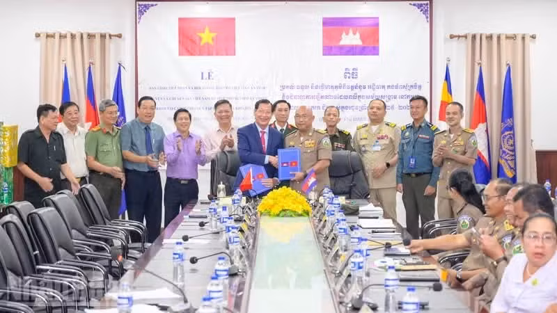 The special task forces of An Giang and Kampong Speu sign the handover protocol for the remains of the fallen soldiers. (Photo: PHUONG VU)