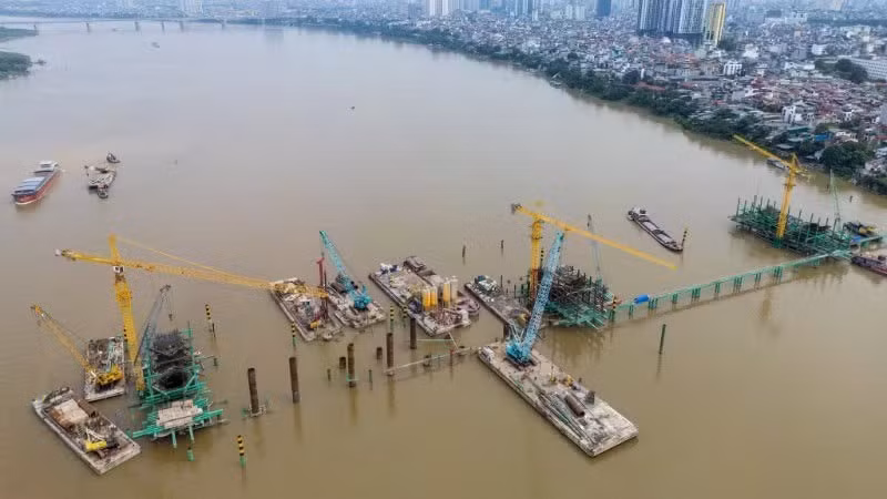 Construction of Tran Hung Dao Bridge is being accelerated to ensure timely completion. (Photo: MY HA)