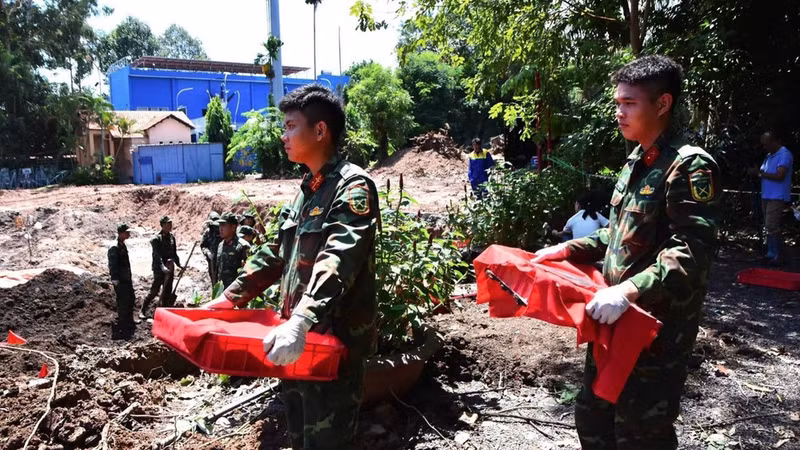 The search and recovery of martyrs’ remains has been carried out continuously at Le Thi Rieng Park.