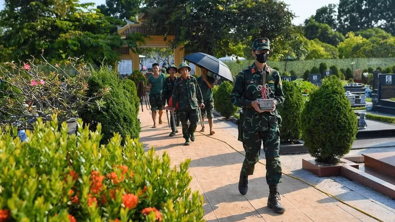Officers and soldiers bring fallen soldiers' remains to the DNA sampling area. (Photo: THE DAI)