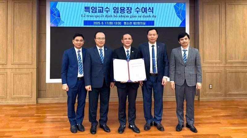 Prof.Dr. Nguyen Trung Viet, Rector of Thuy Loi University, together with his delegation, at Keimyung University on this occasion.