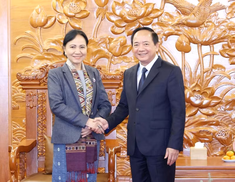 Chairman of the Communist Party of Viet Nam (CPV) Central Committee's Commission for Information, Education, and Mass Mobilisation Trinh Van Quyet (right) meets with Standing Vice President of the Lao Front for National Construction Central Committee Inlavan Keobounphanh in Ha Noi on December 5. (Photo: VNA)