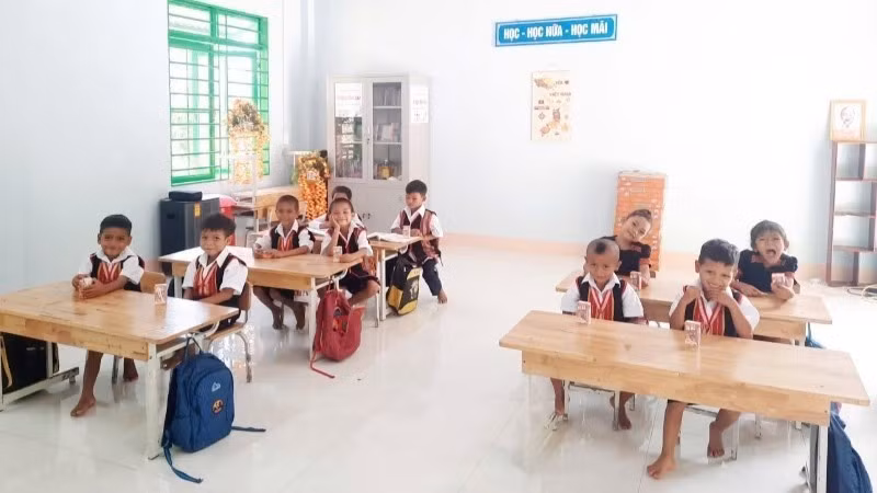 Students attend their first class at Lang Luong Campus of Chu Van An Semi-boarding Primary School for Ethnic Minorities, Tra Tap Commune, Da Nang City. (Photo: BINH NAM)