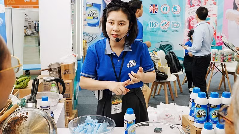 A livestream introduces products. (Photo: NAM ANH)