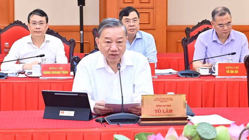 Party General Secretary To Lam delivers his directive speech at the working session with the Standing Board of the Party Committee of the National Assembly.
