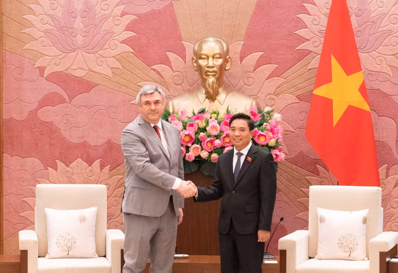 NA Vice Chairman Nguyen Doan Anh (right) receives Deputy Chairman of the Committee for External Relations of Saint Petersburg Kalganov Vyacheslav Gennadievich in Ha Noi on July 8 (Photo: quochoi.vn)
