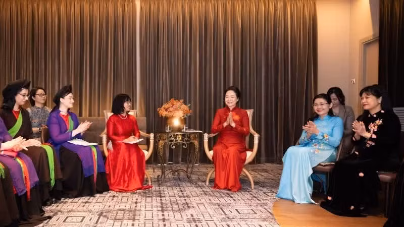 National Assembly Chairman Tran Thanh Man’s spouse Nguyen Thi Thanh Nga at the exchange with the Italy–Viet Nam Cultural Bridge Association. (Photo: daibieunhandan.vn)