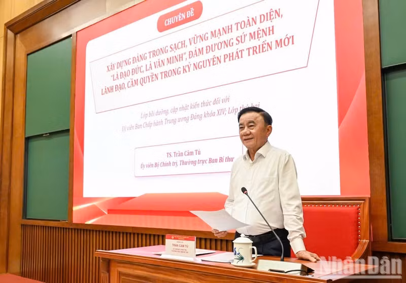 Politburo Member and Permanent Member of the Party Central Committee’s Secretariat Dr Tran Cam Tu delivers a thematic presentation on the Party building on September 15. (Photo: nhandan.vn)