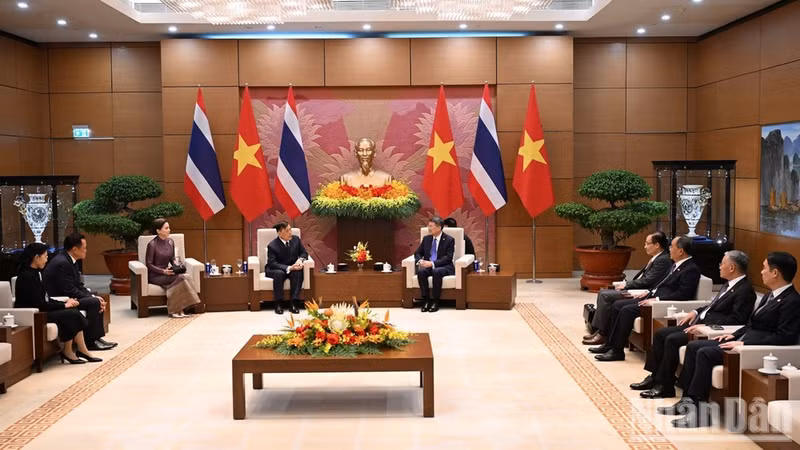 Prime Minister Le Minh Hung (R) meets with King of Thailand Maha Vajiralongkorn Phra Vajiraklaochaoyuhua and Queen Suthida Bajrasudhabimalalakshana. (Photo: nhandan.vn)