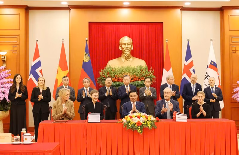 Representatives of Viet Nam and the member states of the European Free Trade Association (EFTA) officially sign the Viet Nam-EFTA Free Trade Agreement (VEFTA) in Ha Noi on October 18 (Photo: VNA)