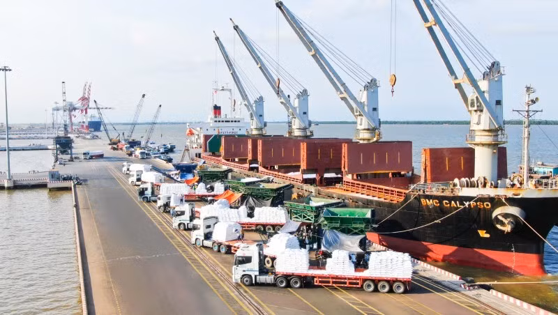 Exports through ports in the southern region reach a trade surplus of more than 18 billion USD.