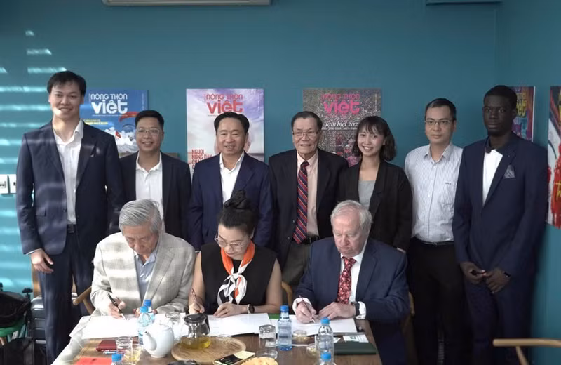 Representatives from both sides sign a memorandum of understanding on cooperation.