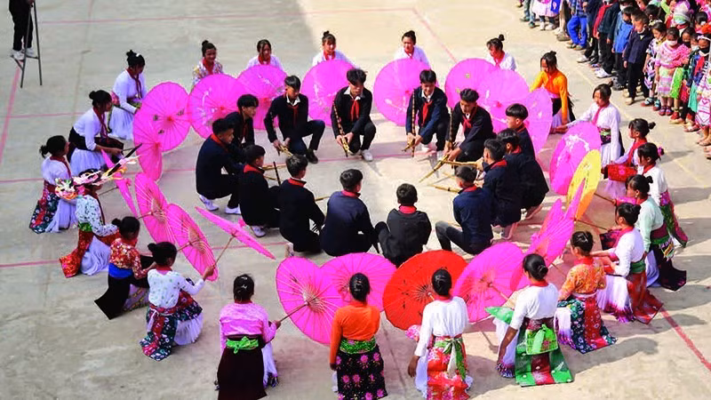 Students from Can Chu Phin Village (former Ha Giang Province) take part in a flag-raising activity themed “Bringing traditional culture into schools.”