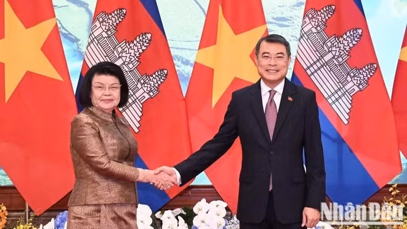 Prime Minister Le Minh Hung (right) and Cambodian National Assembly President Samdech Khuon Sudary (Photo: nhandan.vn)